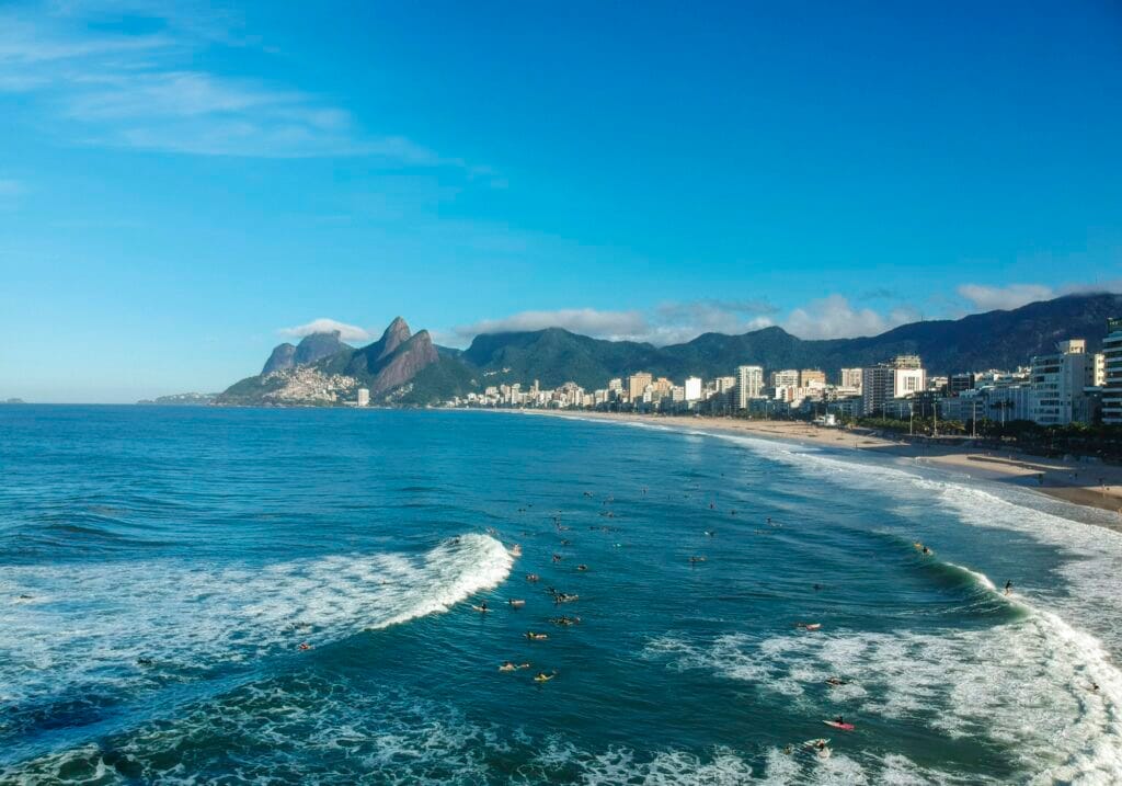 Praia de Ipanema com os prédios da orla e o morro Dois Irmãos ao fundo, Rio de Janeiro