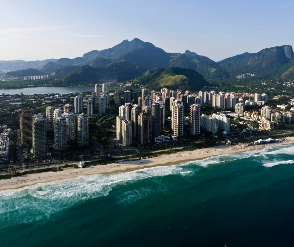 Vista aérea de prédios residenciais à beira-mar no Rio de Janeiro, onde se concentram os studios